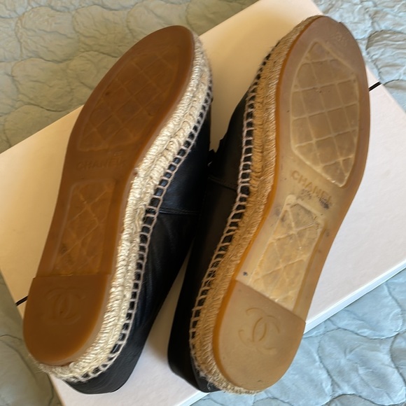 Authentic CHANEL LEATHER ESPADRILLES
38 - Picture 4 of 9